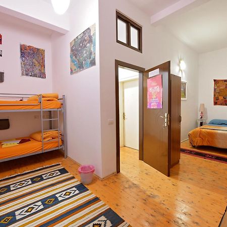 Mi Casa Es Tu Casa - Shkodra Backpackers Hostel エクステリア 写真